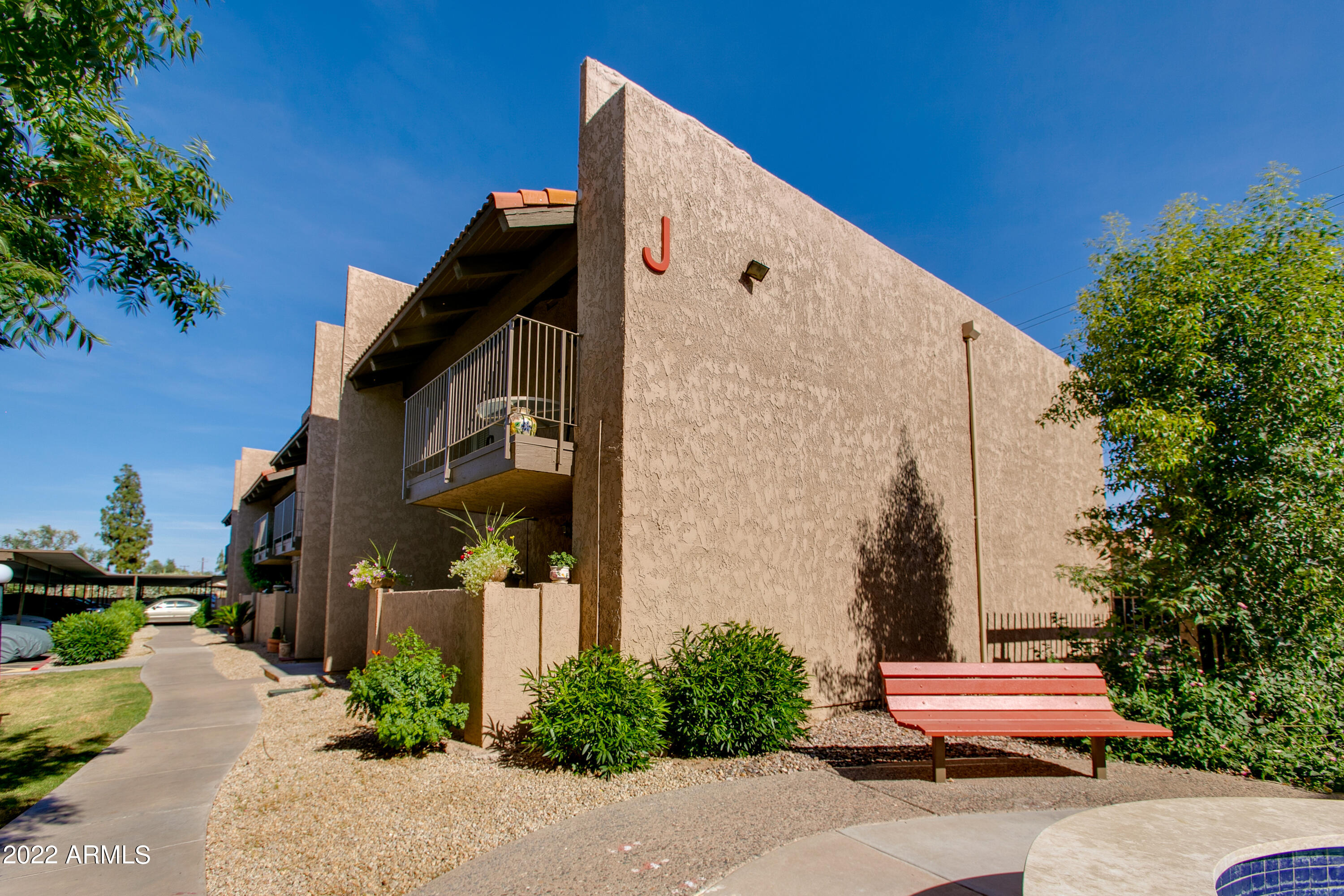 5525 East Thomas Road, Unit J7 Phoenix, AZ 85018 - Photo 2 of 18 01-Thomas