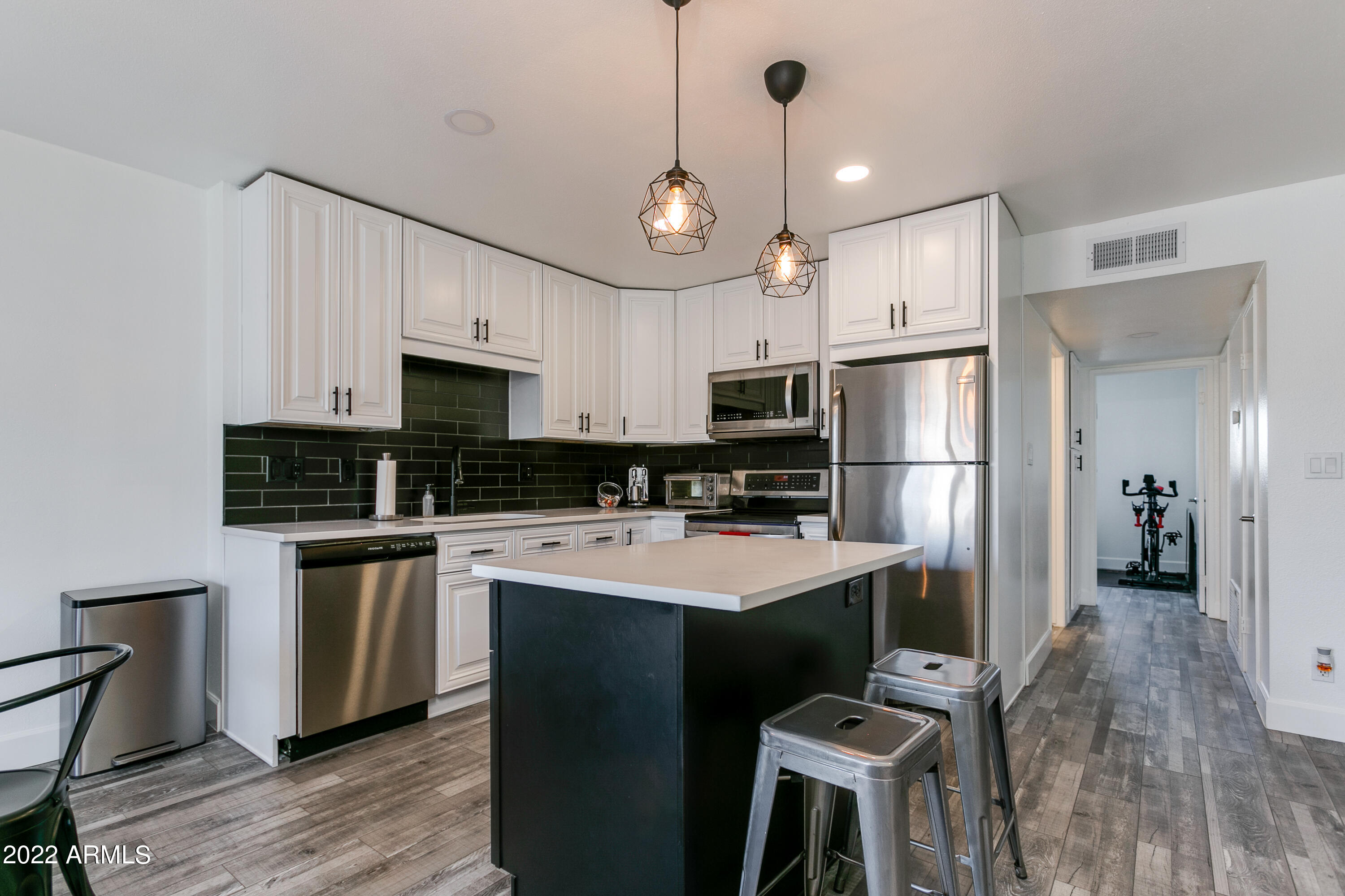 5525 East Thomas Road, Unit J7 Phoenix, AZ 85018 - Photo 5 of 18 09-Thomas