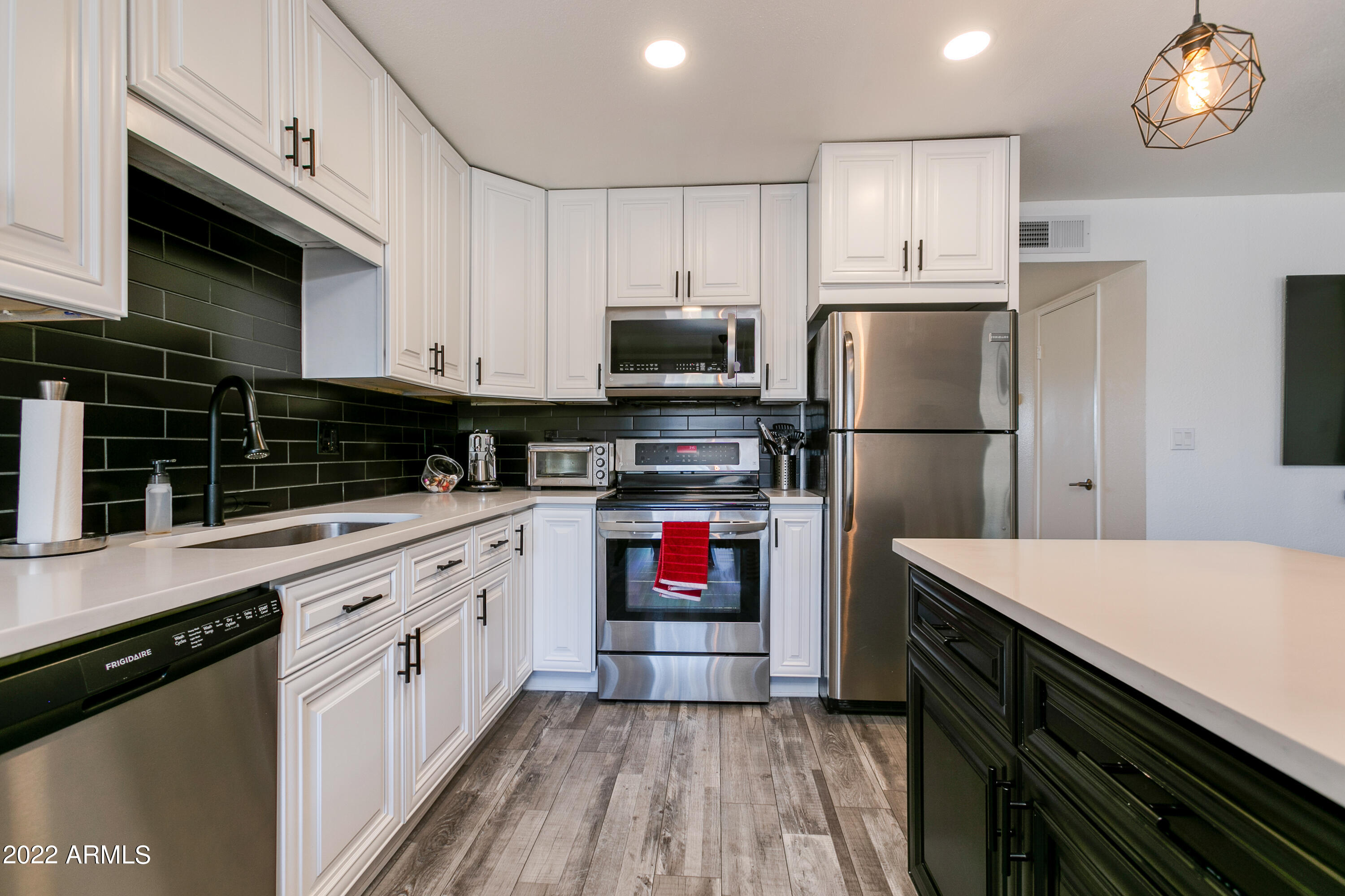 5525 East Thomas Road, Unit J7 Phoenix, AZ 85018 - Photo 6 of 18 10-Thomas