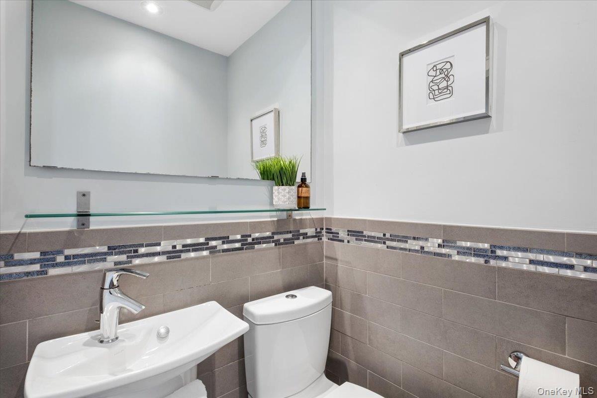 337 Heathcote Road Scarsdale, NY 10583 - Photo 14 of 33 Powder room