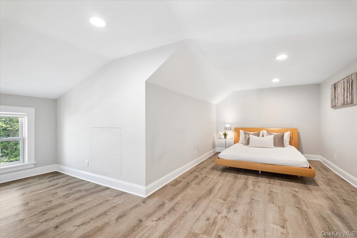 337 Heathcote Road Scarsdale, NY 10583 - Photo 22 of 33 Bedroom #4 with ensuite bath and walk-in closet