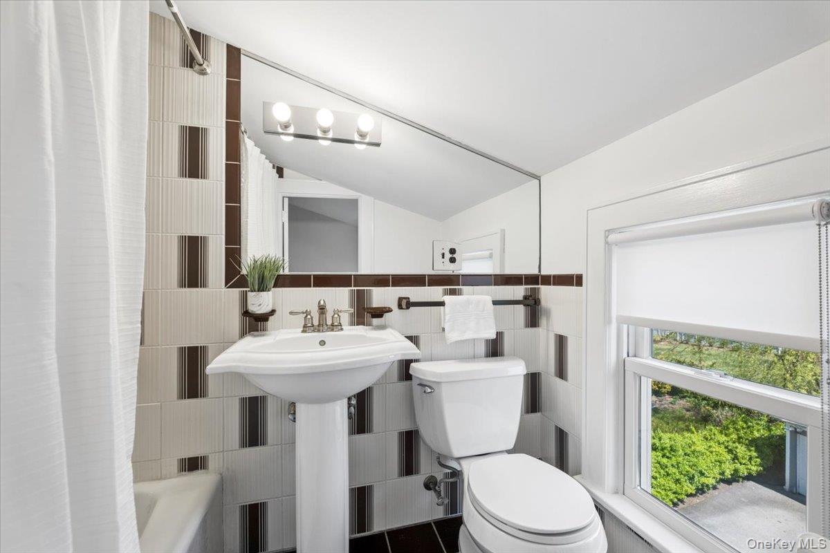 337 Heathcote Road Scarsdale, NY 10583 - Photo 23 of 33 Bedroom #4 ensuite bath