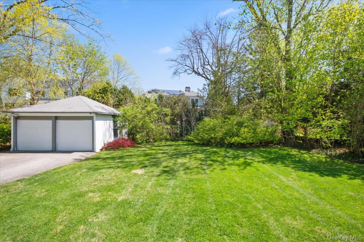 337 Heathcote Road Scarsdale, NY 10583 - Photo 27 of 33 Level, private backyard