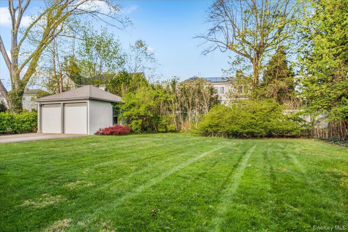 337 Heathcote Road Scarsdale, NY 10583 - Photo 29 of 33 Level, private backyard