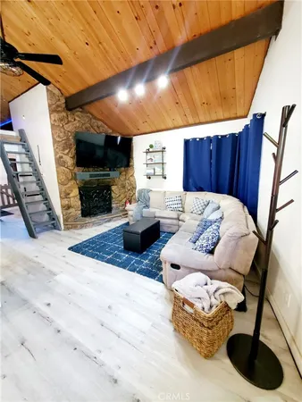 $1,900 | 33362 Carlock Drive, Running Springs, CA 92382