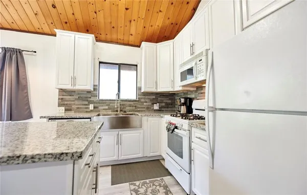 $1,900 | 33362 Carlock Drive, Running Springs, CA 92382