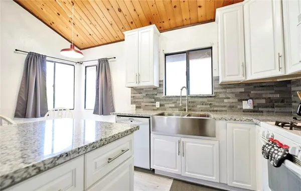 $1,900 | 33362 Carlock Drive, Running Springs, CA 92382