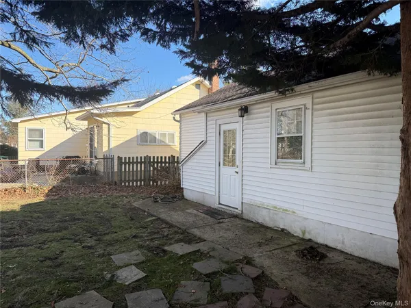 $4,000 | 143 East Avenue, Hicksville, NY 11801