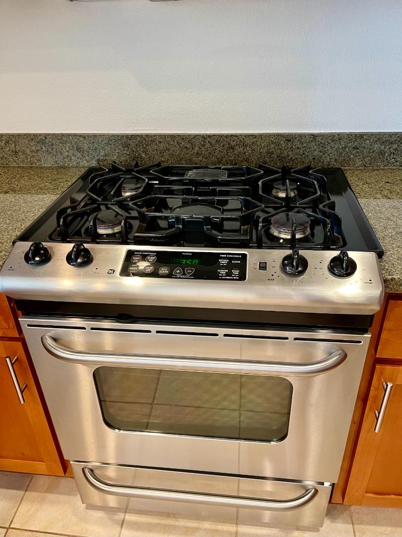 423 7th Street, Unit 516 Oakland, CA 94607 - Photo 12 of 21 a close view of stove top oven
