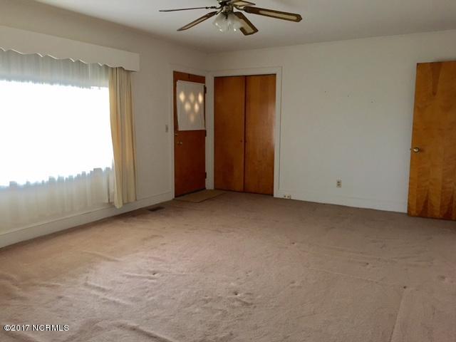 1577 Airy Grove Church Road Kinston, NC 28501 - Photo 4 of 9 1577 Airy Grove living room