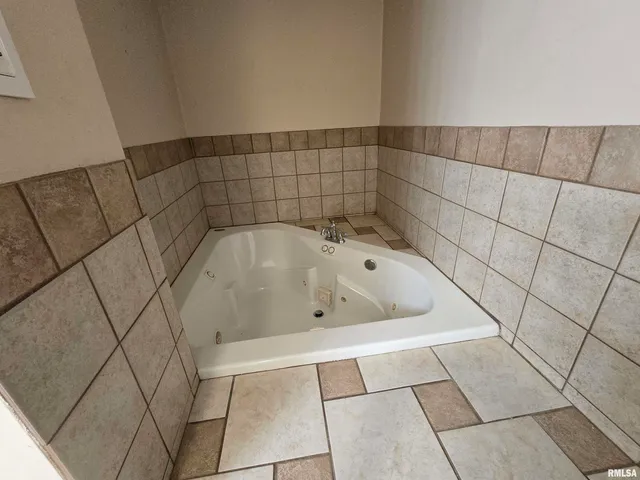 $83,000 | 59 Sherwood Drive, Centralia, IL 62801