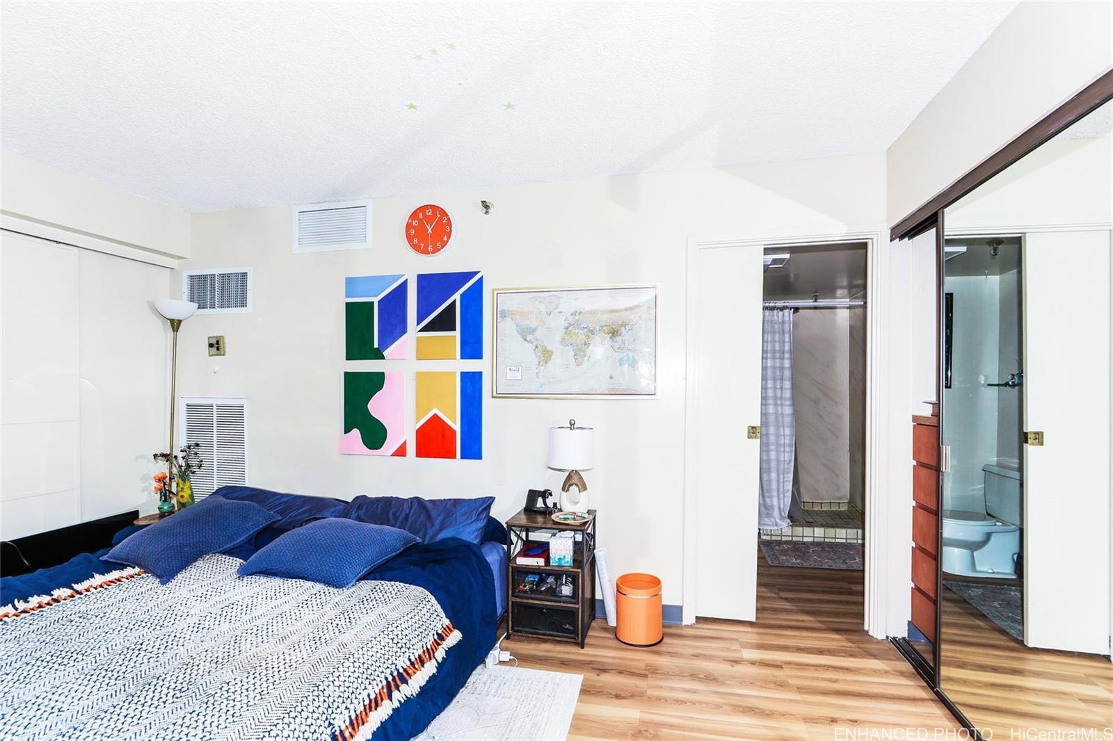 1114 Punahou Street, Unit 3B Honolulu, HI 96826 - Photo 11 of 25 a living room with furniture and painting on the wall