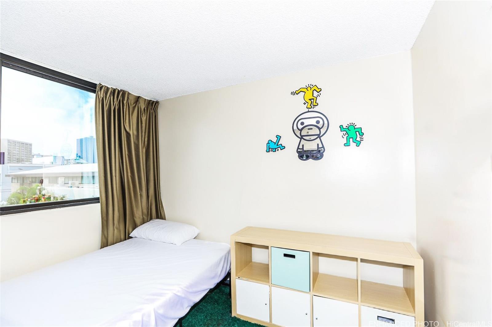 1114 Punahou Street, Unit 3B Honolulu, HI 96826 - Photo 13 of 25 a bedroom with a bed and a window