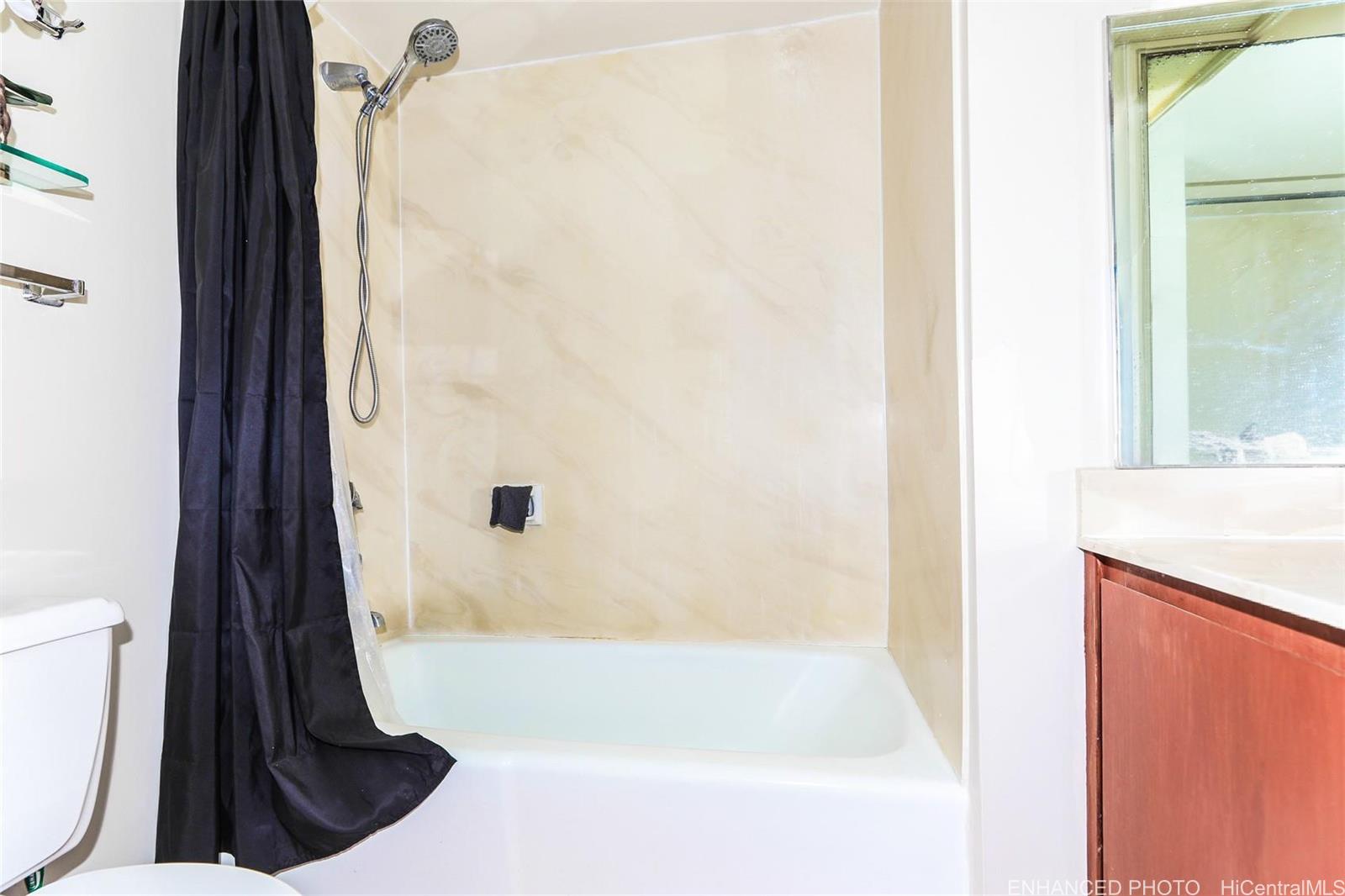 1114 Punahou Street, Unit 3B Honolulu, HI 96826 - Photo 15 of 25 a bathroom with a bathtub