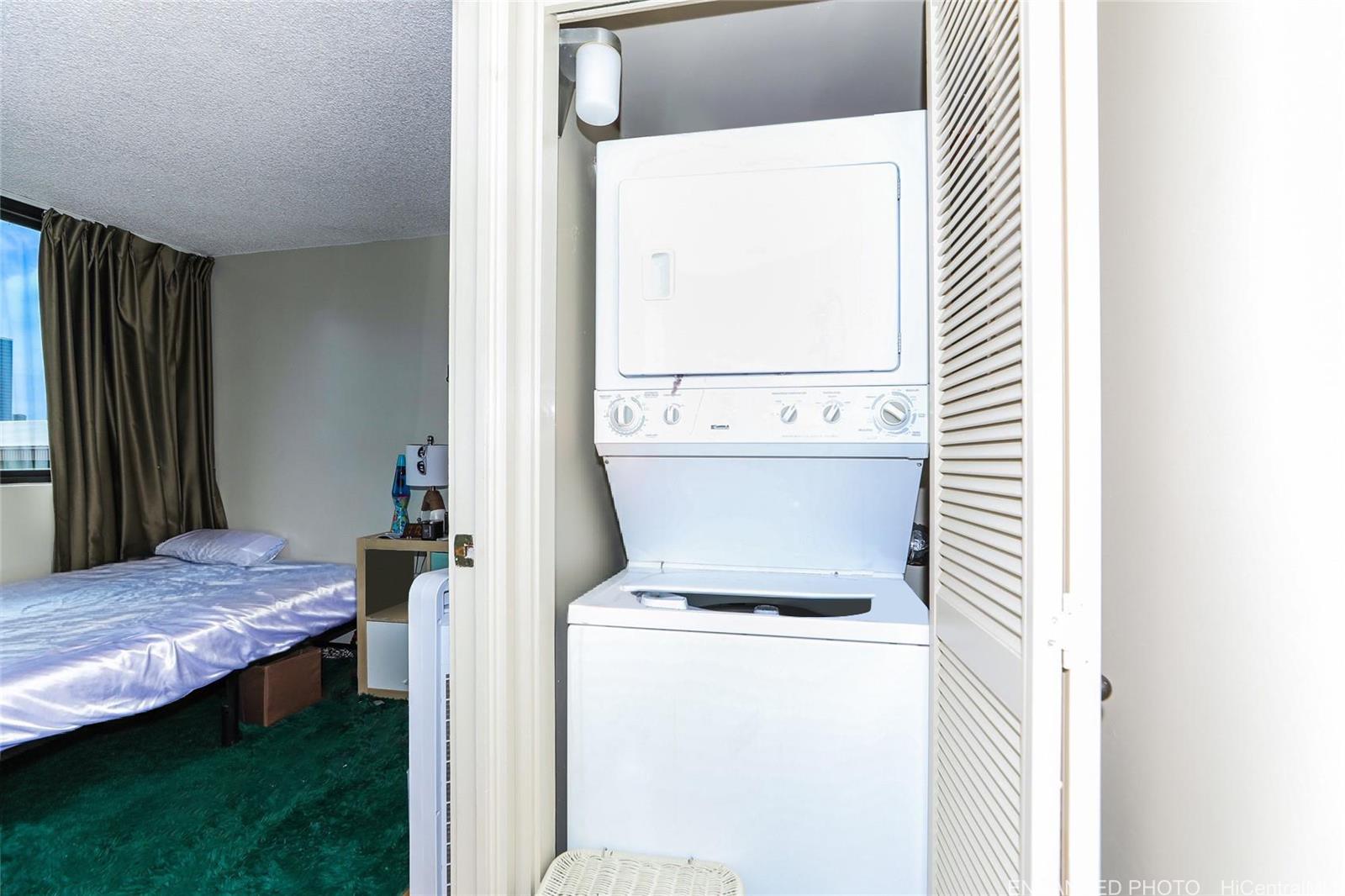 1114 Punahou Street, Unit 3B Honolulu, HI 96826 - Photo 17 of 25 a bedroom with a bed and a window