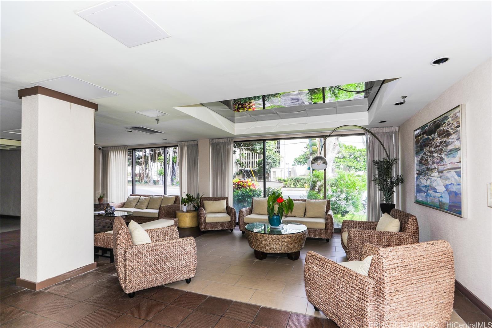 1114 Punahou Street, Unit 3B Honolulu, HI 96826 - Photo 18 of 25 a living room with furniture and a large window