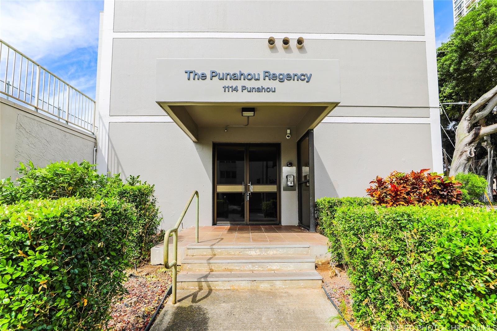 1114 Punahou Street, Unit 3B Honolulu, HI 96826 - Photo 24 of 25 a view of a entryway door of the building