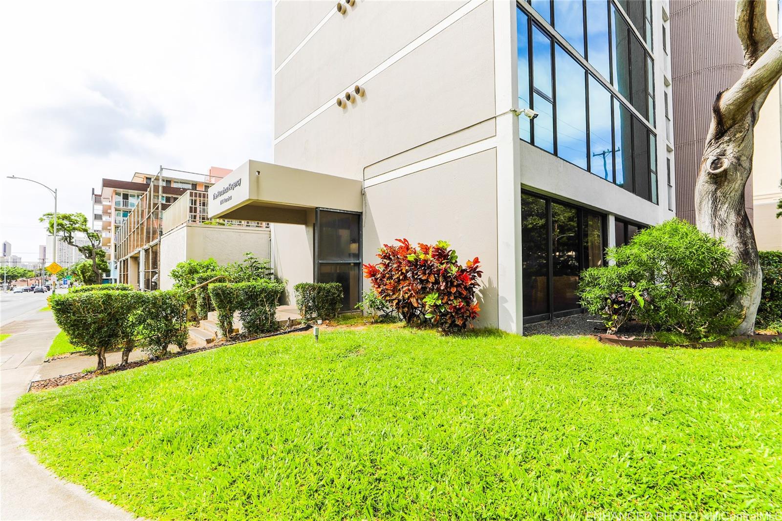 1114 Punahou Street, Unit 3B Honolulu, HI 96826 - Photo 25 of 25 a view of a house with a yard and plants
