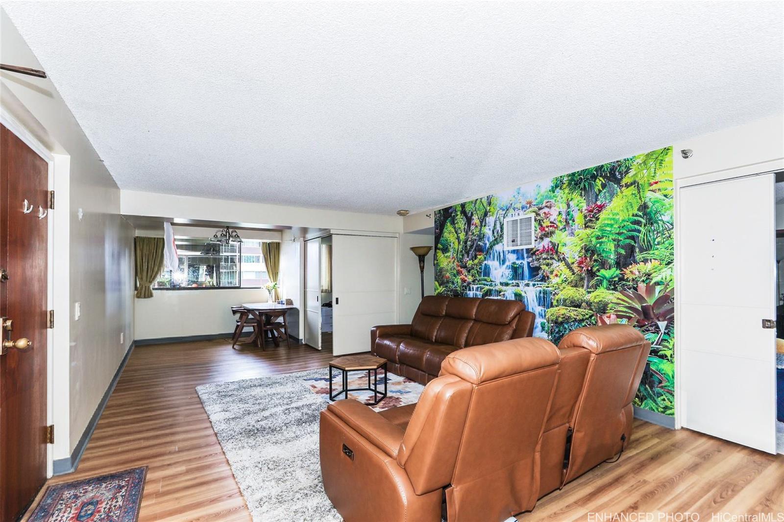 1114 Punahou Street, Unit 3B Honolulu, HI 96826 - Photo 4 of 25 a living room with furniture and a potted plant