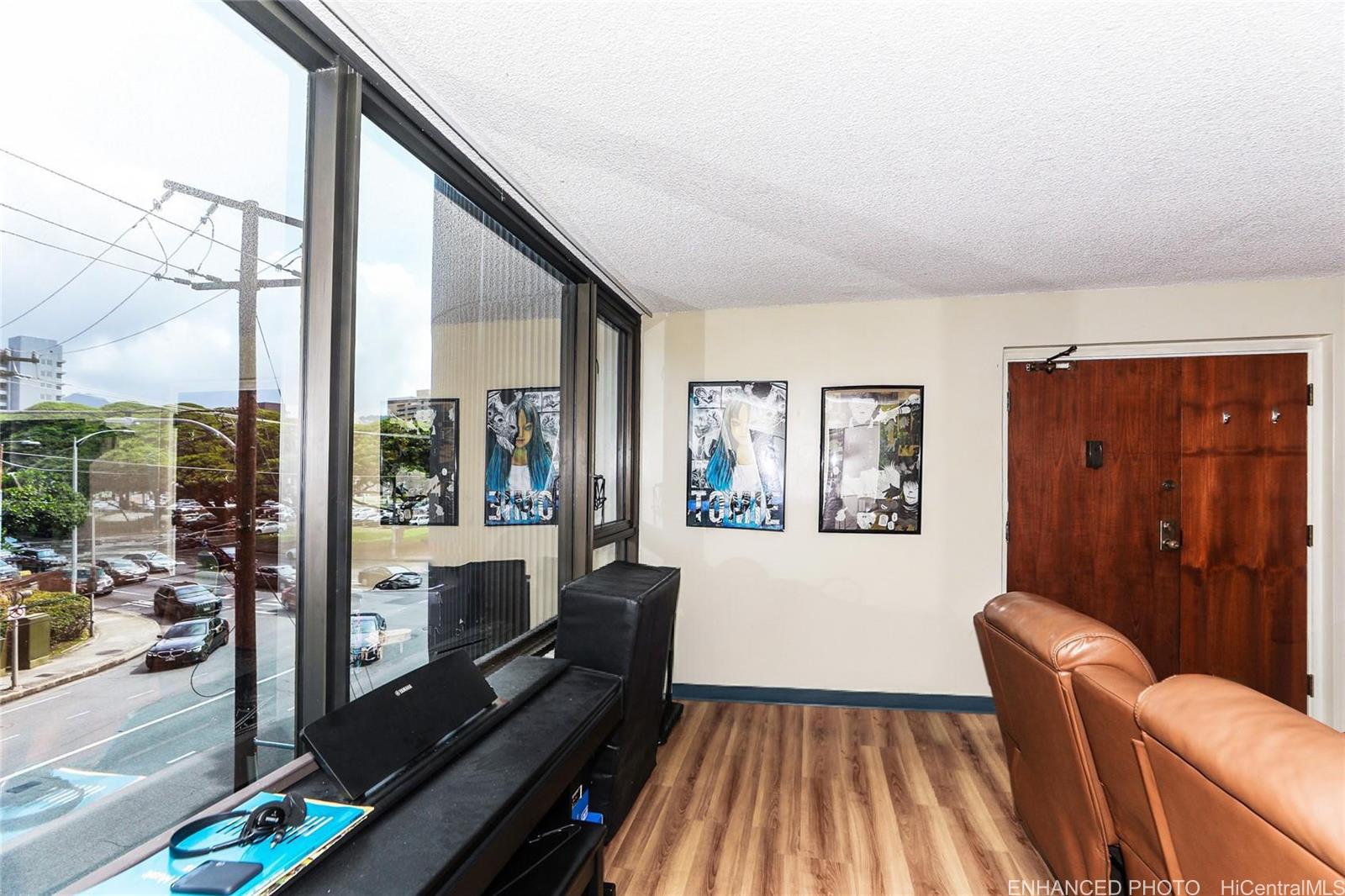 1114 Punahou Street, Unit 3B Honolulu, HI 96826 - Photo 7 of 25 a living room with furniture and a window