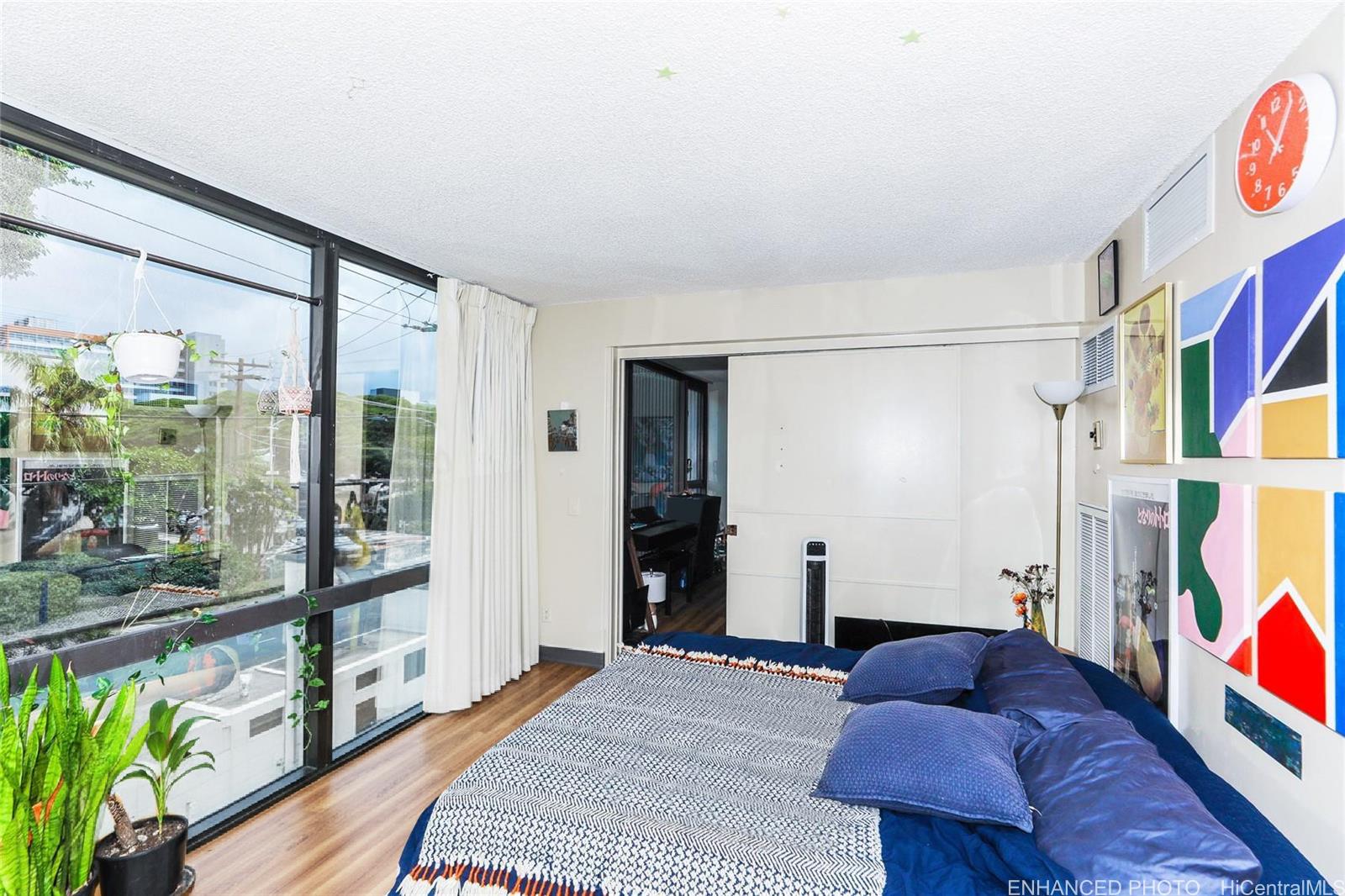 1114 Punahou Street, Unit 3B Honolulu, HI 96826 - Photo 10 of 25 a bedroom with furniture and natural light