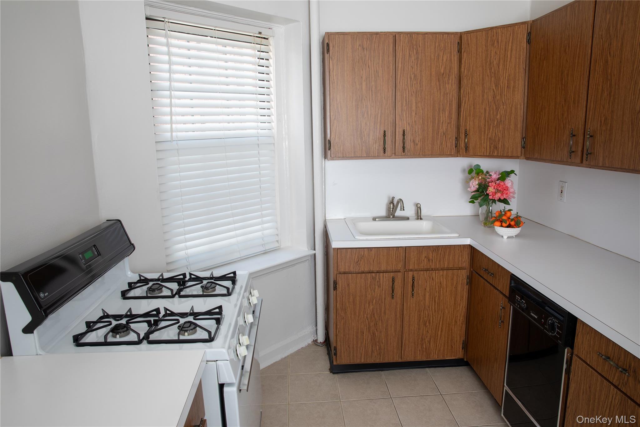 178 Garth Road, Unit 1A Scarsdale, NY 10583 - Photo 8 of 10