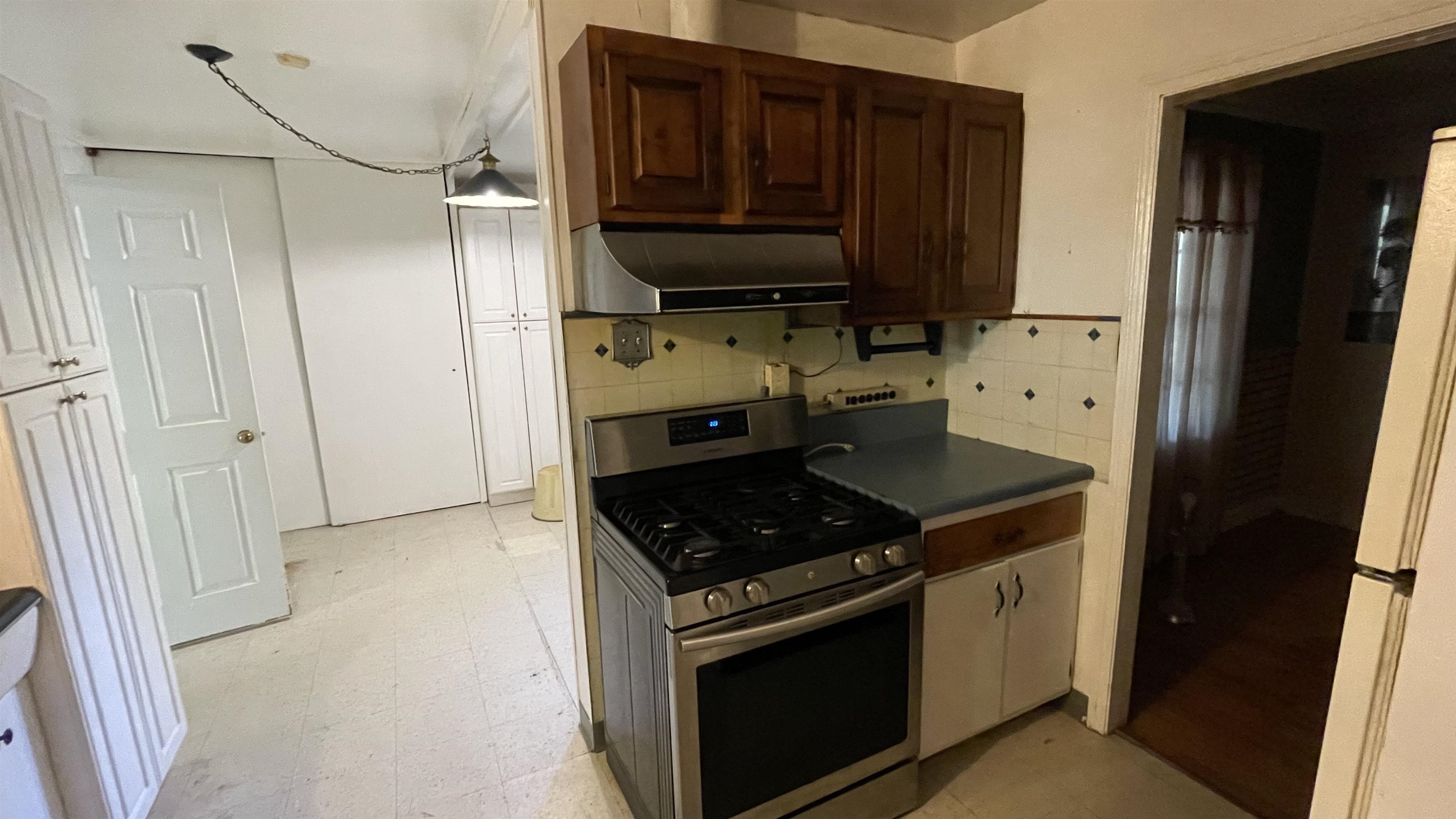 4560 Helene Road Memphis, TN 38117 - Photo 6 of 16 a kitchen with stainless steel appliances granite countertop a stove and a refrigerator with cabinets