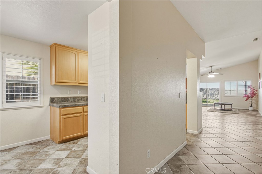1525 La Sierra Street Merced, CA 95348 - Photo 4 of 36 Hallway