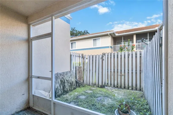 a view of a backyard