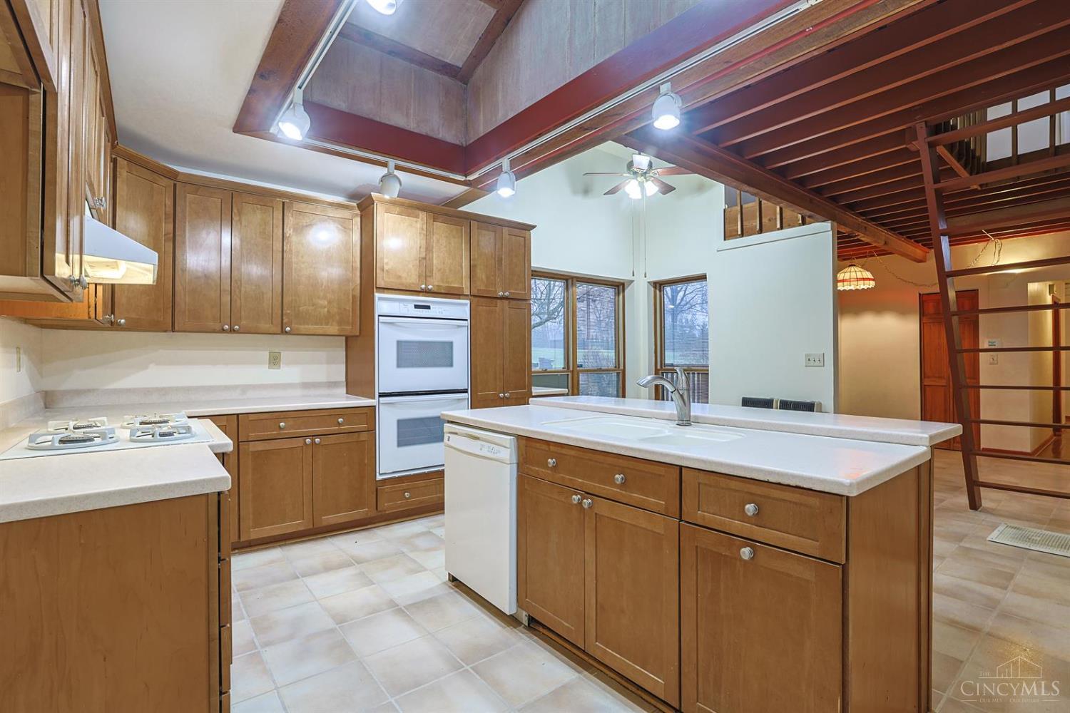 8877 Wuest Road Cincinnati, OH 45251 - Photo 14 of 64
