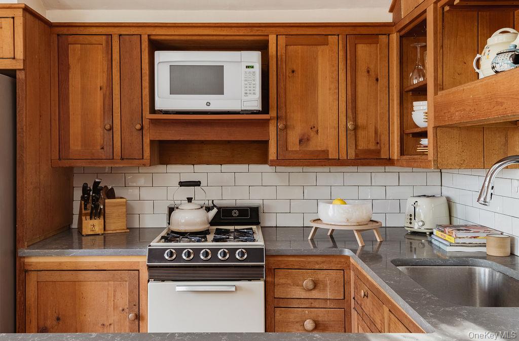 1738 County Rte 10 Ancram, NY 12502 - Photo 5 of 19