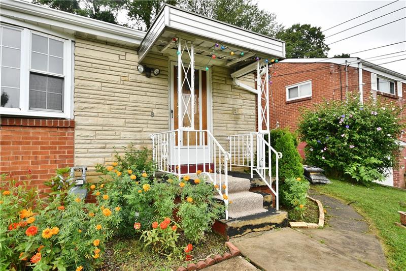 1664 Hollyrood Road Pittsburgh, PA 15227 - Photo 3 of 24 Gallery Image 3