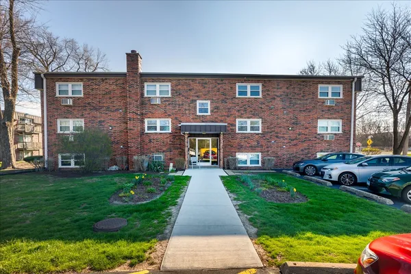 $1,395 | 5740 East Avenue, Unit 2D, Countryside, IL 60525