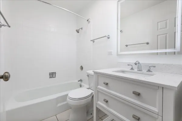 $1,395 | 5740 East Avenue, Unit 2D, Countryside, IL 60525