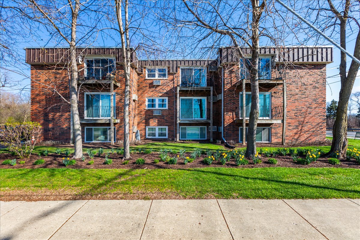 5740 East Avenue, Unit 2D Countryside, IL 60525 - Photo 19 of 24 front view of a building with a yard