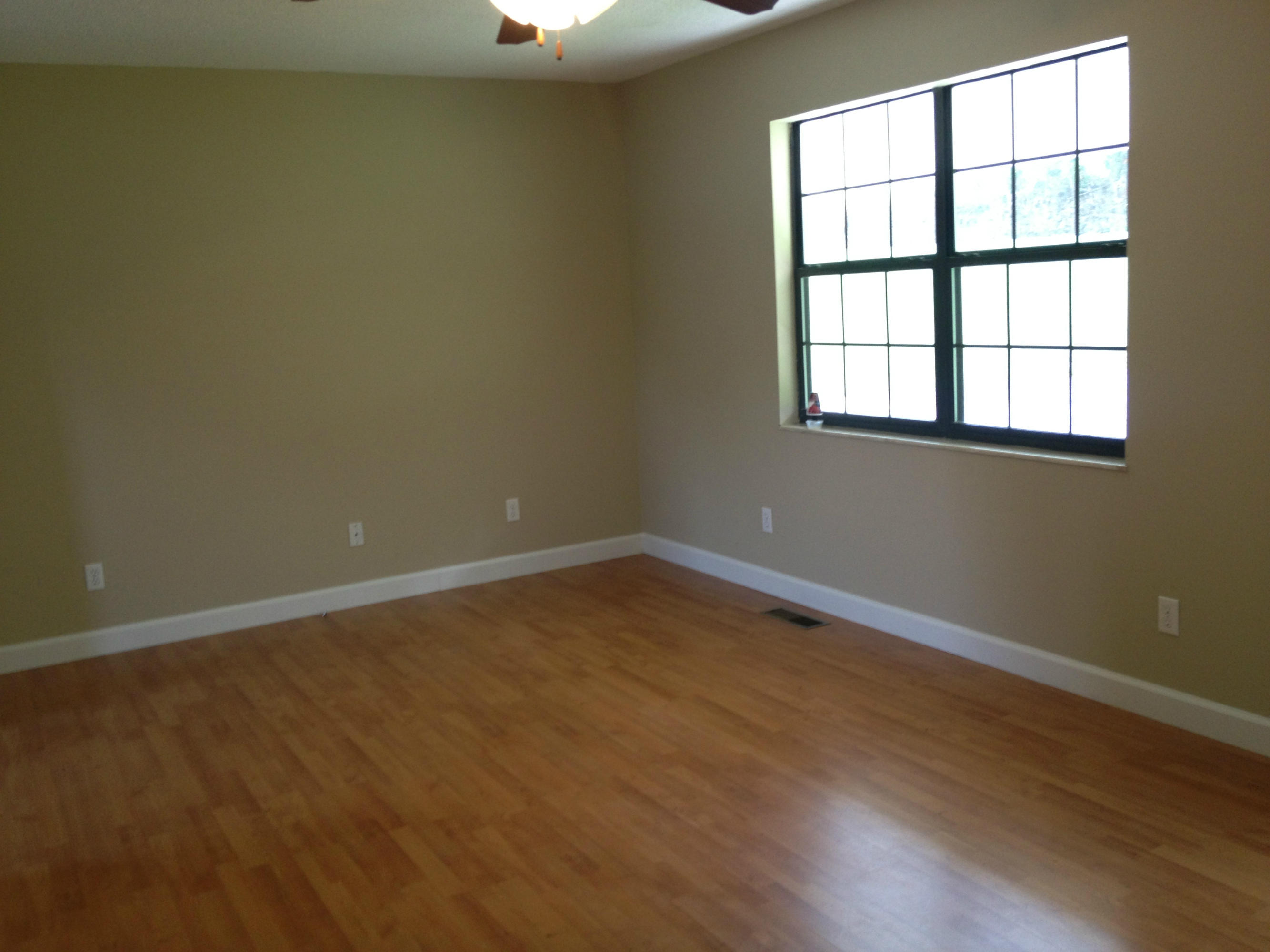 336 Turnpike Road Madisonville, TN 37354 - Photo 4 of 9 Living Room