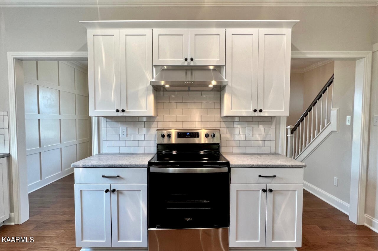 9356 Gabrielle Road Strawberry Plains, TN 37871 - Photo 11 of 39 a kitchen with cabinets and appliances