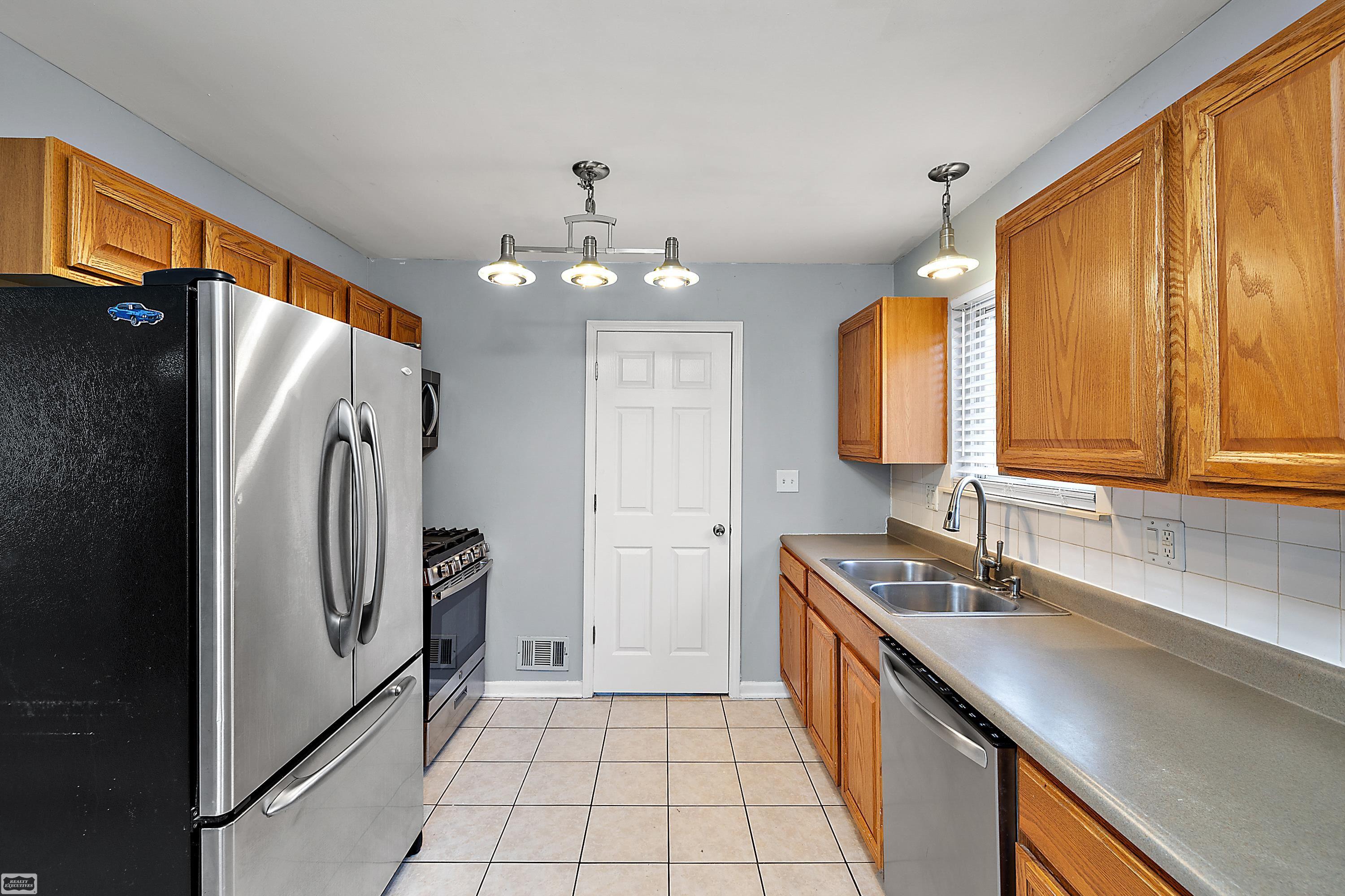 26082 Clear Street Harrison, MI 48045 - Photo 10 of 43