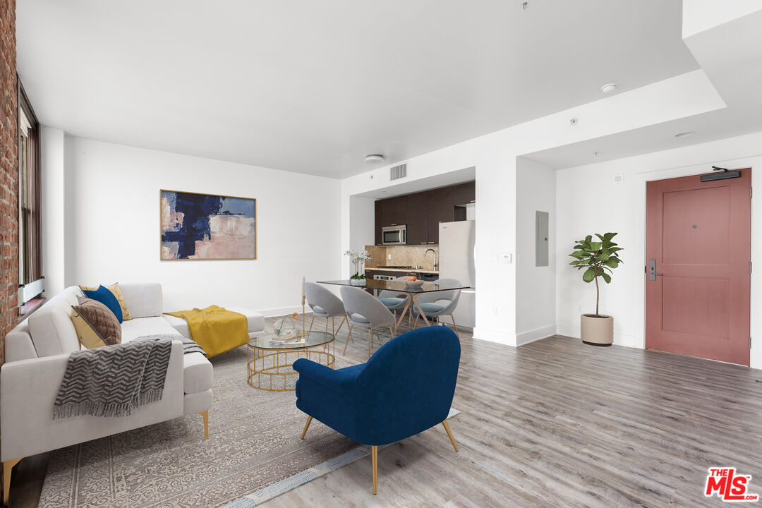 460 South Spring Street, Unit 507 Los Angeles, CA 90013 - Photo 8 of 25 a living room with furniture and a potted plant
