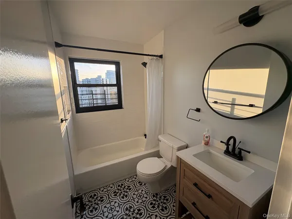 $5,200 | 25-40 Shore Boulevard, Unit 9J | Astoria