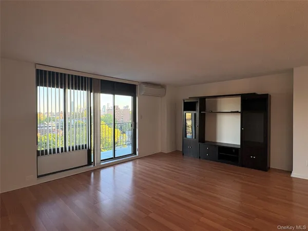 $5,200 | 25-40 Shore Boulevard, Unit 9J | Astoria