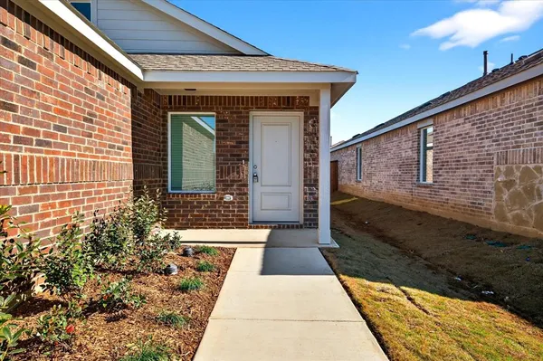 a view of a pathway with a house