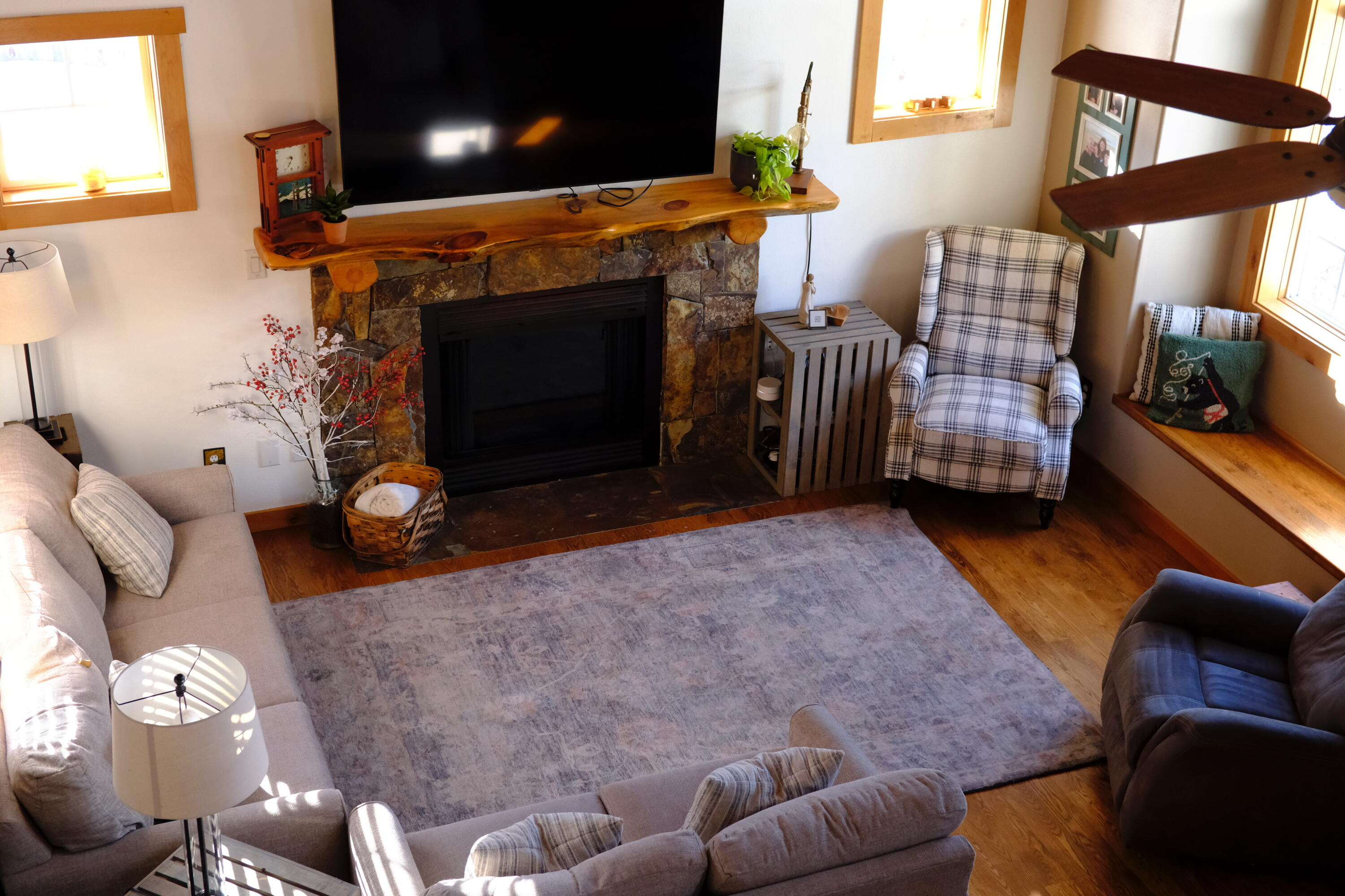 340 North Rope Place Sisters, OR 97759 - Photo 14 of 24 Living Room 1