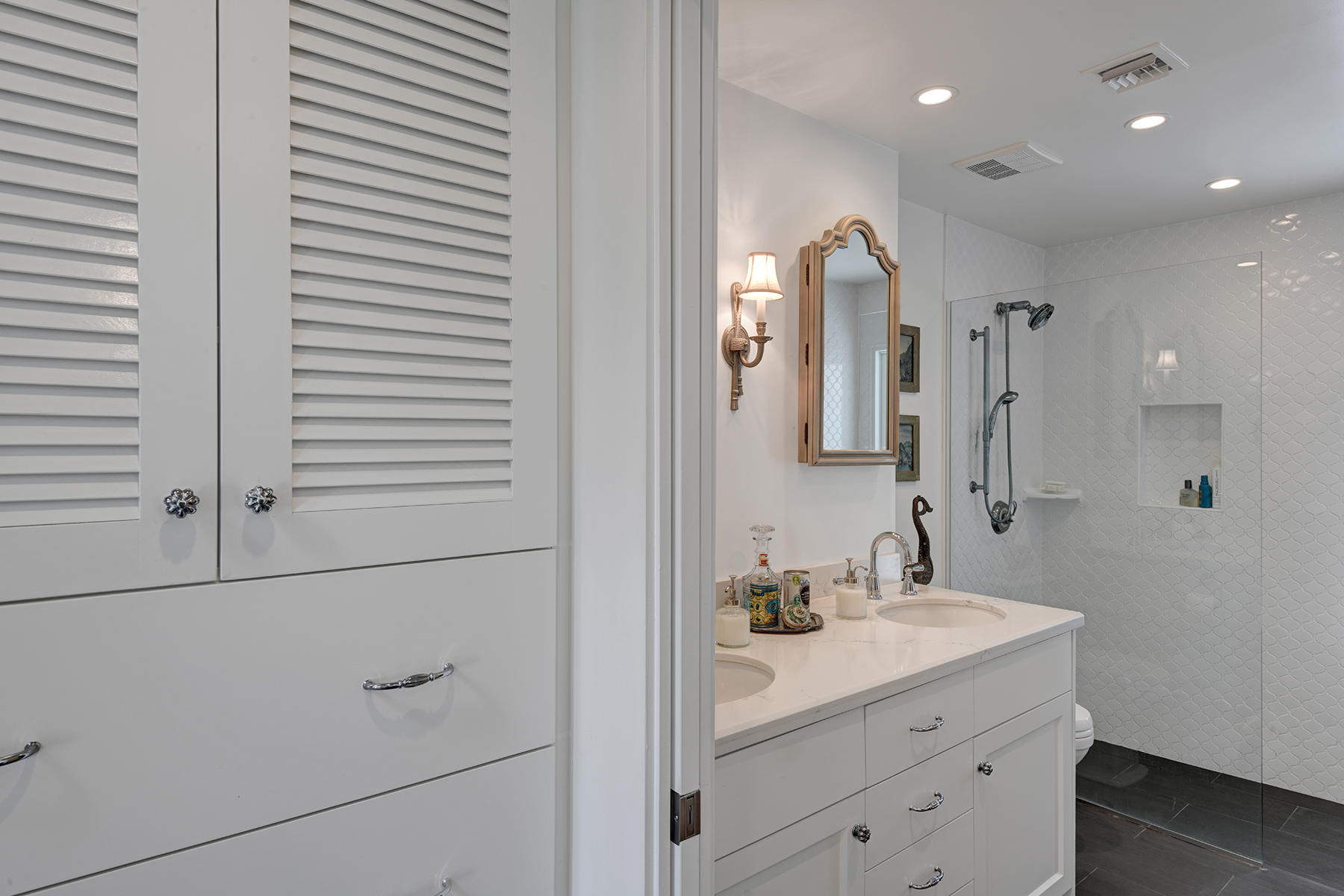 2989 East Sonora Road Palm Springs, CA 92264 - Photo 17 of 33 PRIMARY BATHROOM ENTRY HALL WITH STORAGE