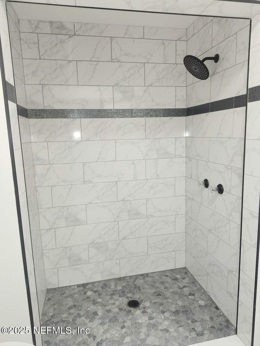 1347 Autumn Trace Fernandina Beach, FL 32034 - Photo 10 of 20 a bathroom with a shower