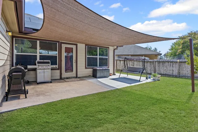 a view of a house with backyard and porch