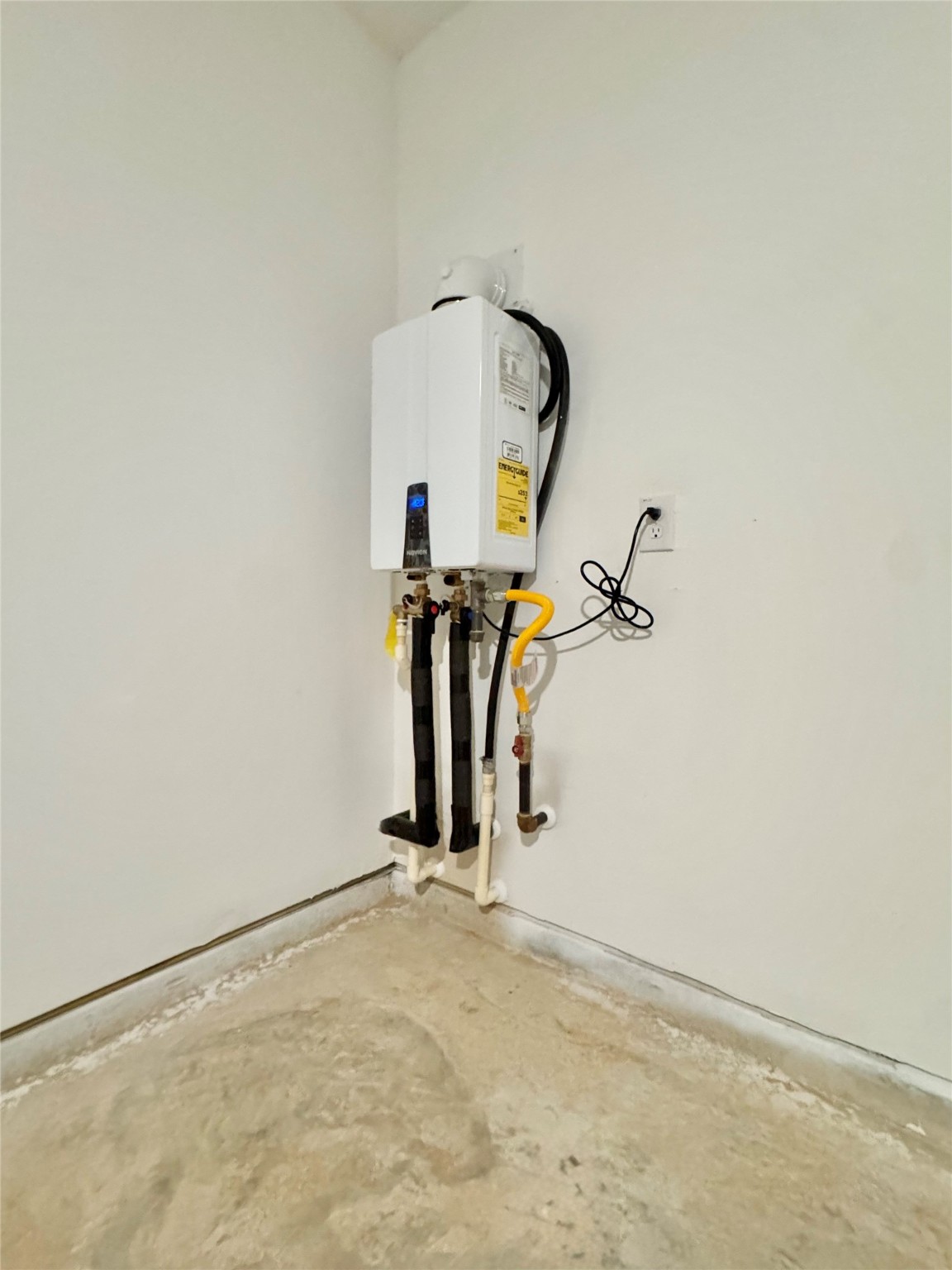 14885 North Ascot Bnd Circle Conroe, TX 77306 - Photo 13 of 14 a view of a room with rack on the wall