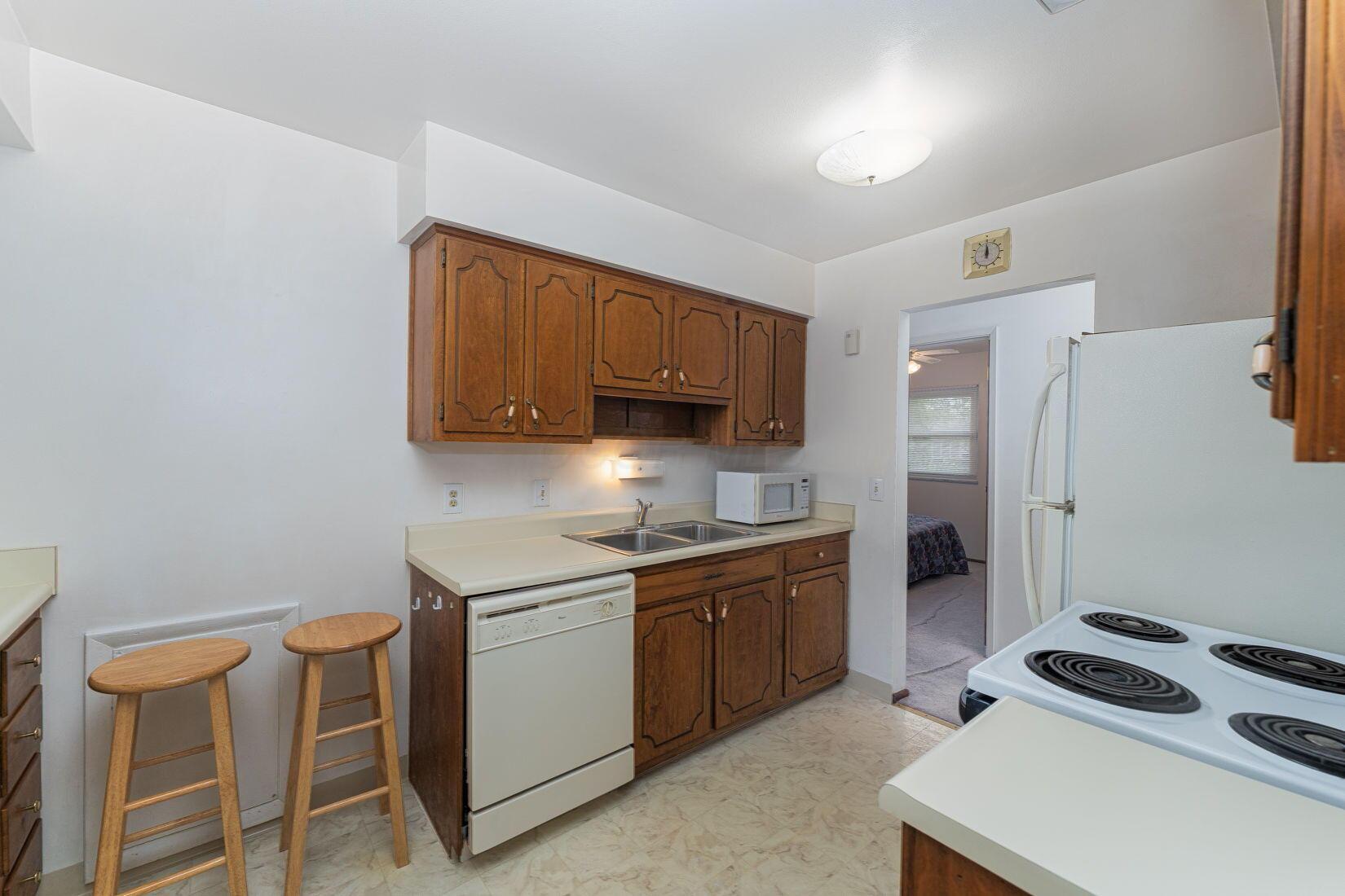 6241 Faircrest Road Columbus, OH 43229 - Photo 10 of 33 Kitchen