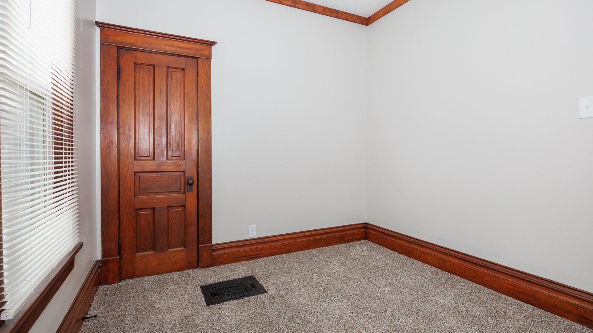 907 East Madison Street Pontiac, IL 61764 - Photo 13 of 27