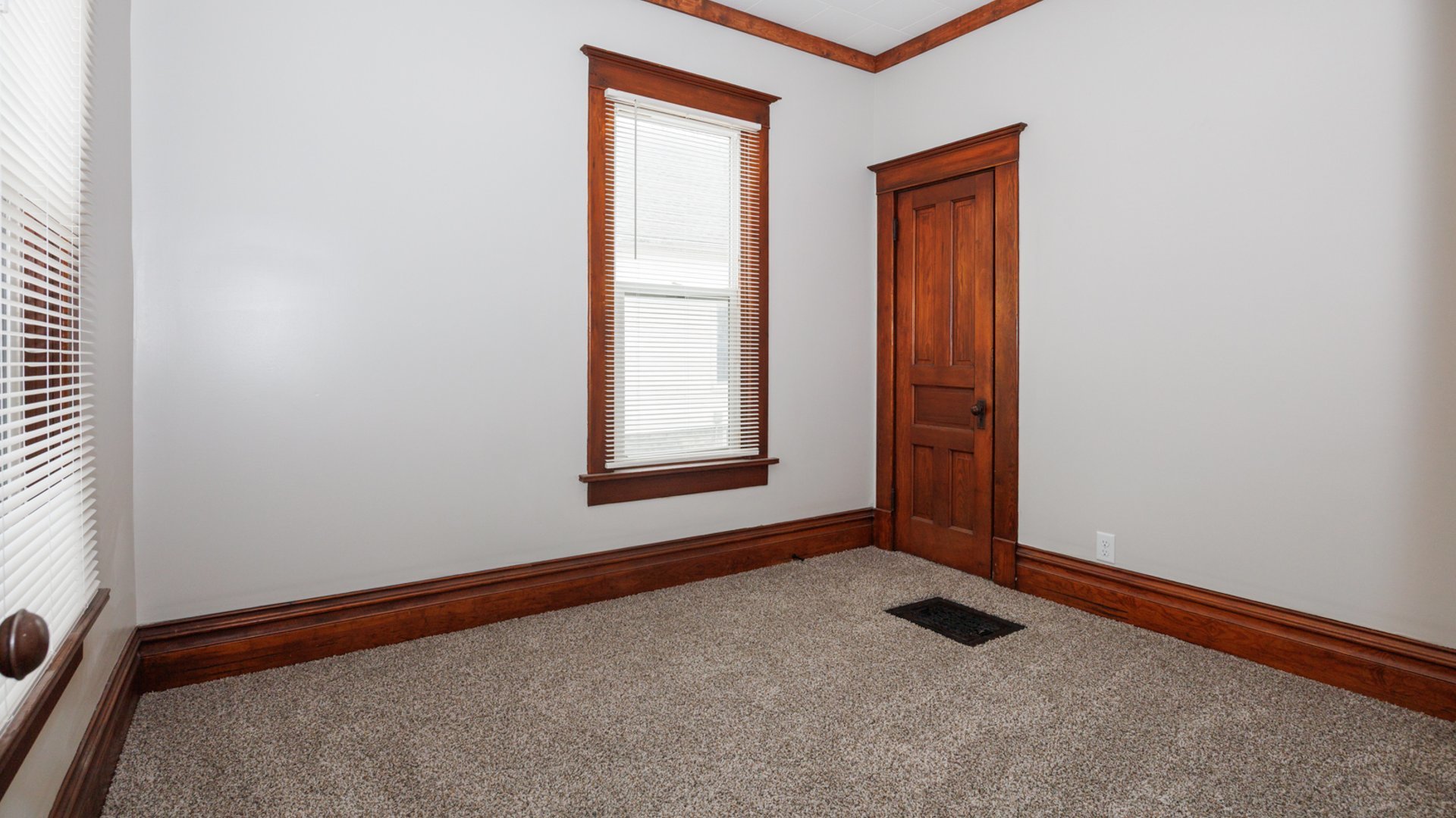 907 East Madison Street Pontiac, IL 61764 - Photo 15 of 27